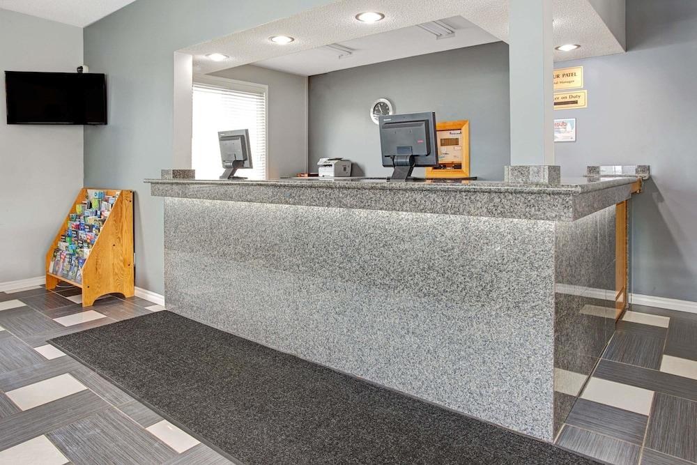 HOWARD JOHNSON INN GANANOQUE photo 2