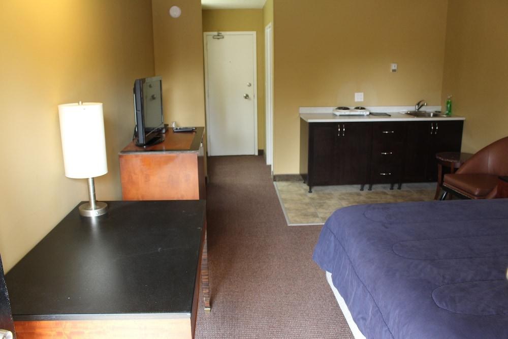 TRAVELODGE BY WYNDHAM SWIFT CURRENT photo 3