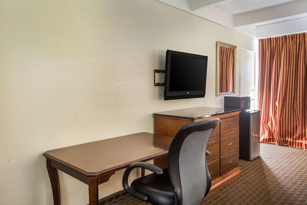 Super 8 by Wyndham Macon GA photo 2