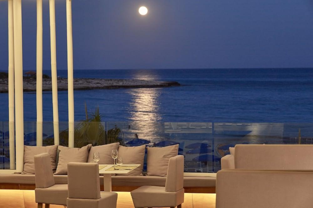 SO WHITE BOUTIQUE SUITES photo 2