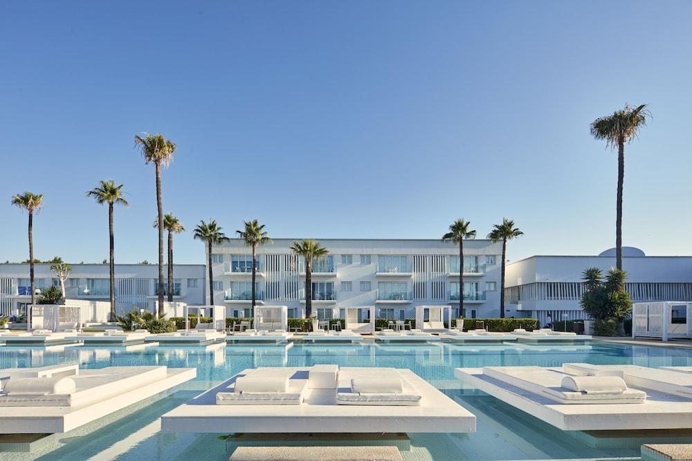SO WHITE BOUTIQUE SUITES photo 3