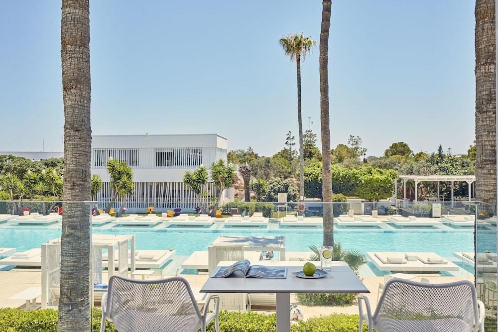 SO WHITE BOUTIQUE SUITES photo 4