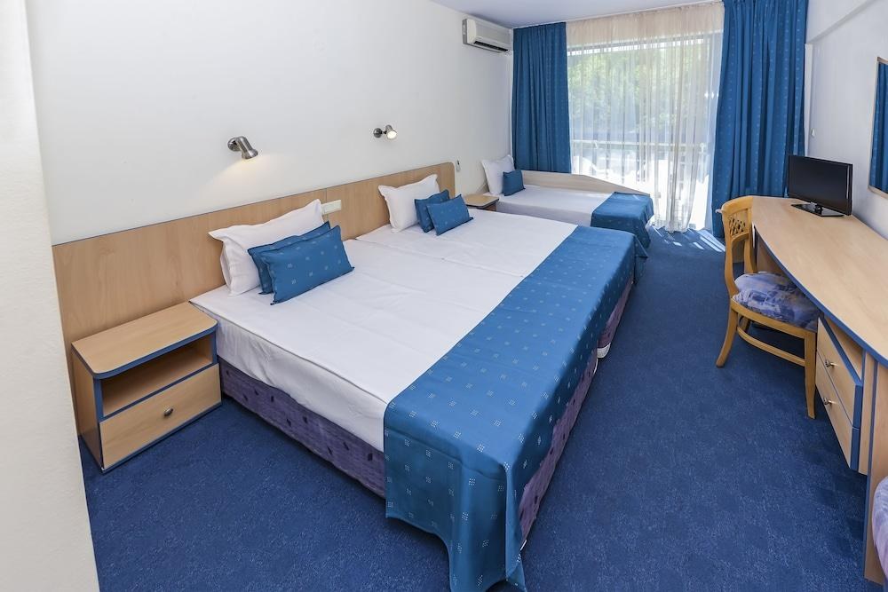 HOLIDAY PARK photo 3