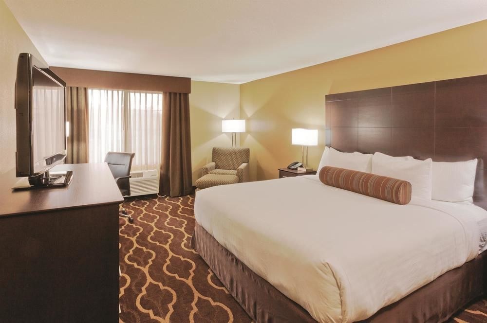 LA QUINTA INN & SUITES LAS VEGAS TROPICANA photo 1