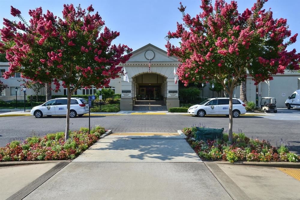 LIONS GATE HOTEL