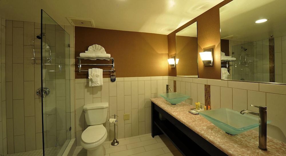 LIONS GATE HOTEL photo 2