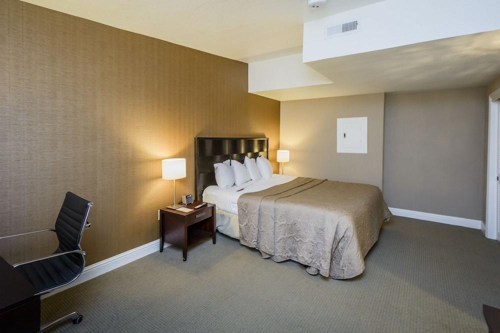LIONS GATE HOTEL photo 4
