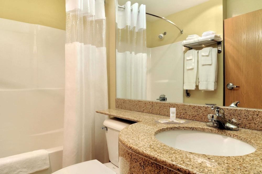MICROTEL INN & SUITES BY WYNDHAM HUNTSVILLE photo 2