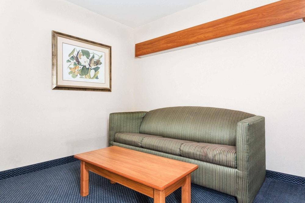 MICROTEL INN & SUITES BY WYNDHAM HOUMA photo 2