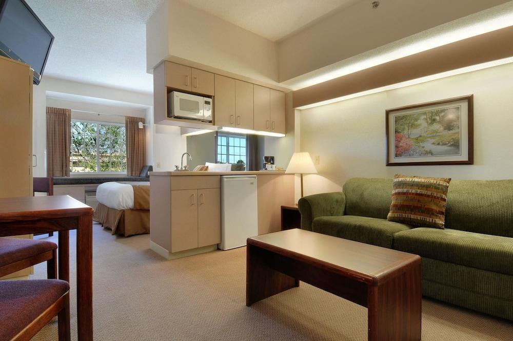 MICROTEL INN & SUITES BY WYNDHAM BLOOMINGTON/MINNE photo 1