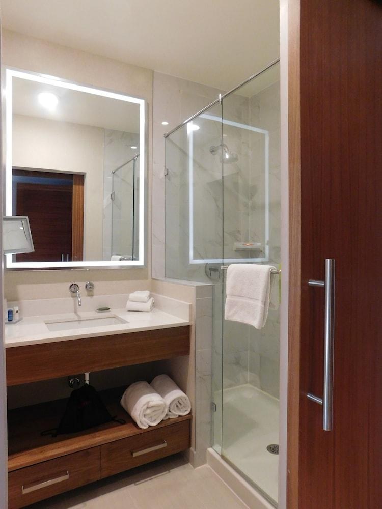 RADISSON HOTEL & CONFERENCE CENTRE CALGARY AIRPORT photo 2