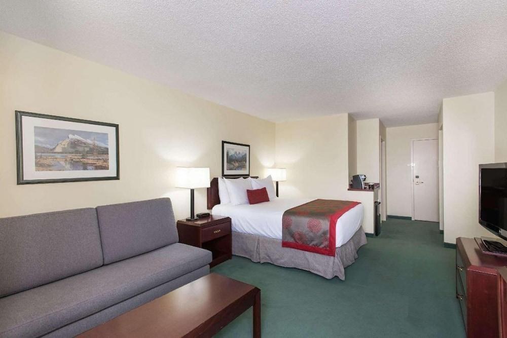 RIVIERA PLAZA CALGARY AIRPORT HOTEL AND CONFERENCE CENTRE photo 4