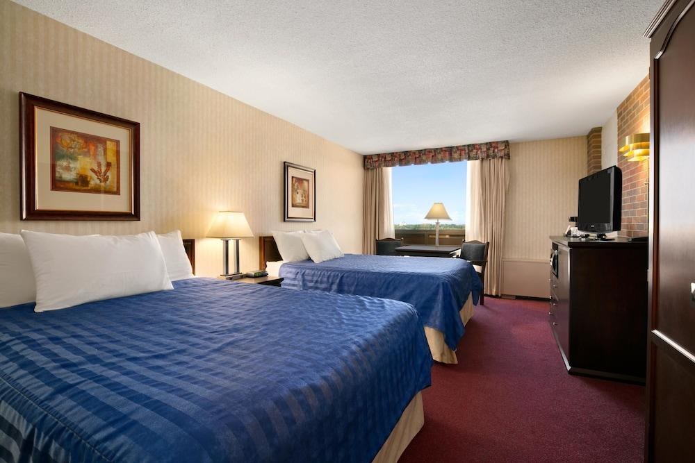 RAMADA BY WYNDHAM LETHBRIDGE