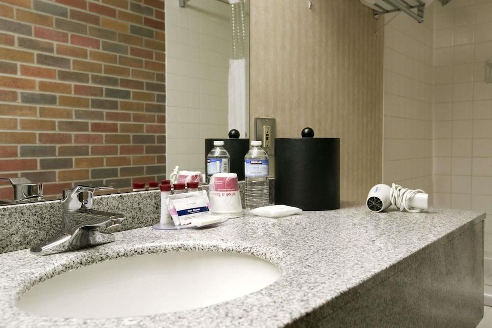 RAMADA BY WYNDHAM LETHBRIDGE photo 2