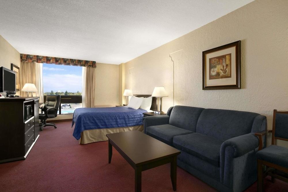 RAMADA BY WYNDHAM LETHBRIDGE photo 4