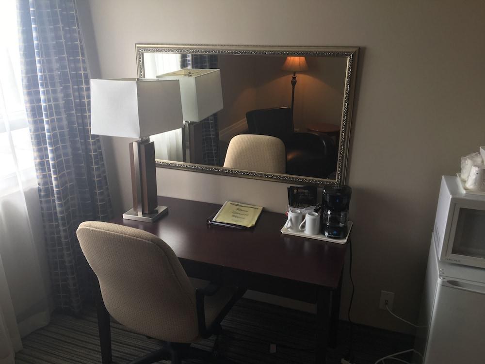 RAMADA BY WYNDHAM LONDON photo 2