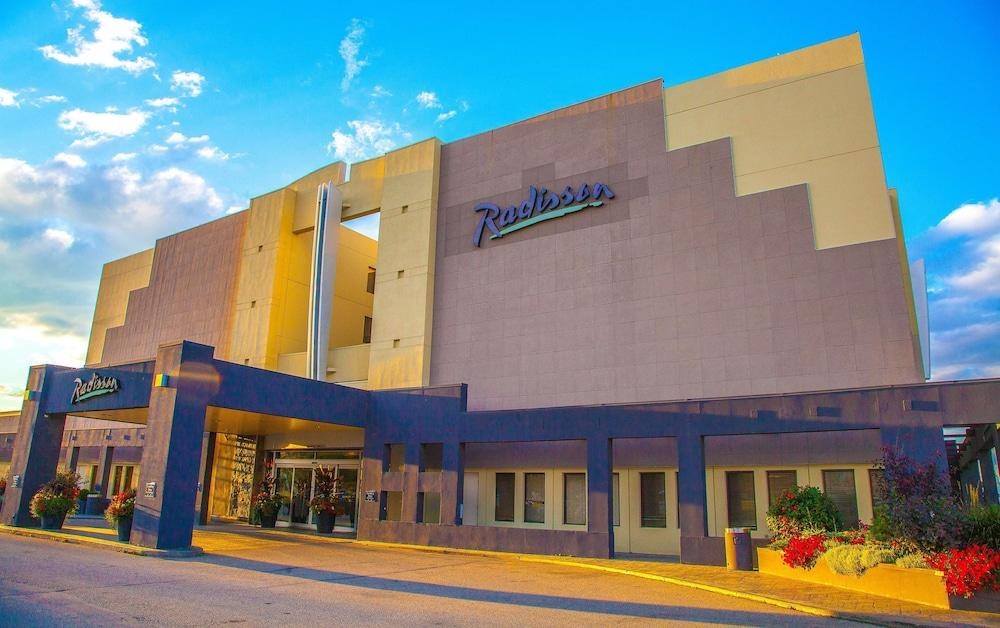 RADISSON HOTEL RED DEER photo 2
