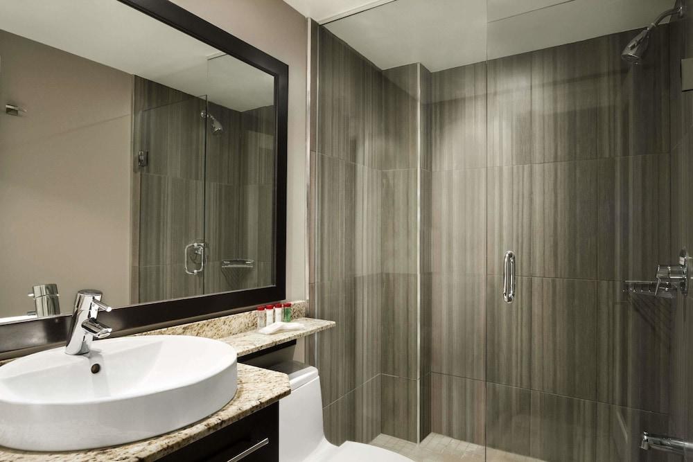 Hampton Inn & Suites by Hilton Toronto Downtown photo 4