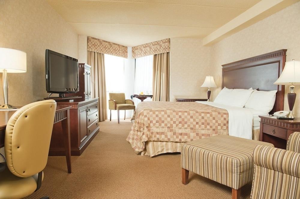 QUALITY INN & SUITES BAY FRONT photo 2