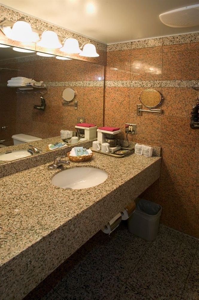 RED LION & SUITES