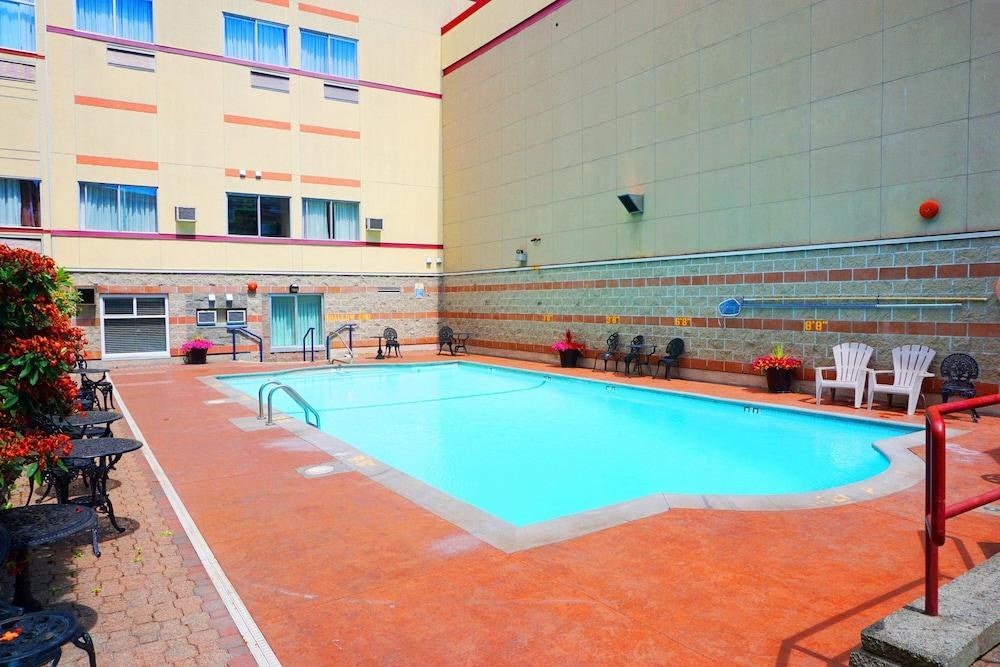 RED LION & SUITES photo 2