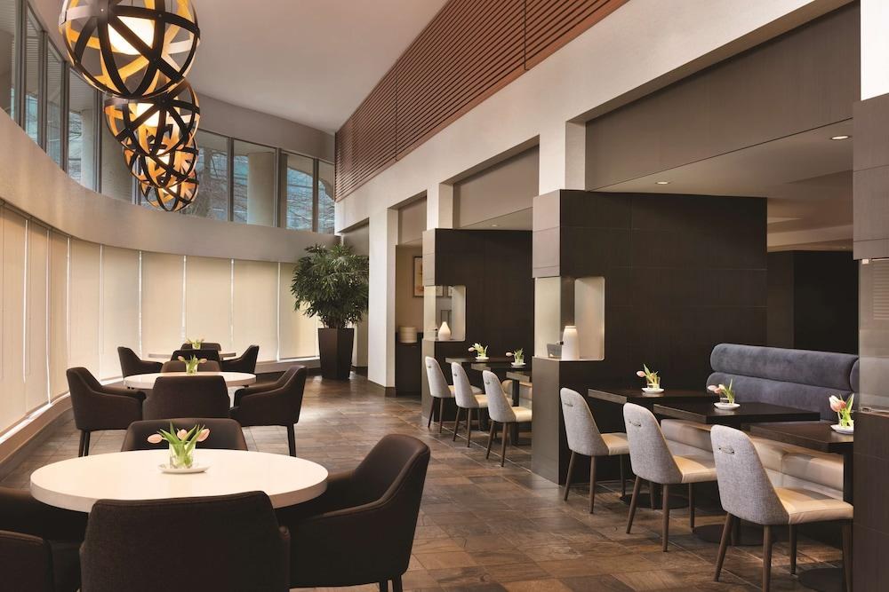RADISSON HOTEL VANCOUVER AIRPORT photo 2