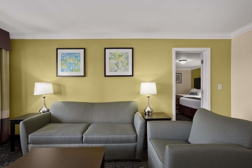 Solara Inn and Suites photo 3