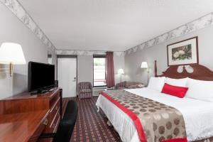 Travelodge by Wyndham Clarksville photo 3