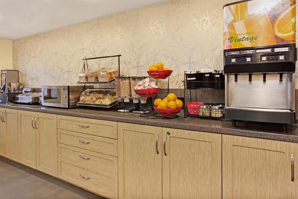 RAMADA BY WYNDHAM STATEN ISLAND photo 1