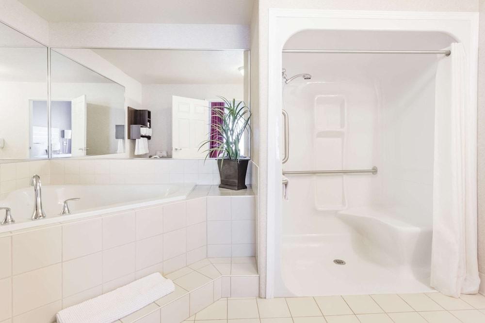 WINGATE BY WYNDHAM CALGARY photo 4