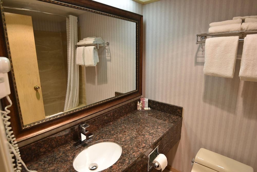 Travelodge by Wyndham Lloydminster photo 4