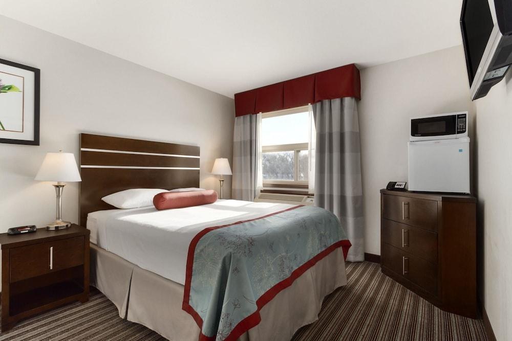 SUPER 8 BY WYNDHAM SASKATOON NEAR DOWNTOWN