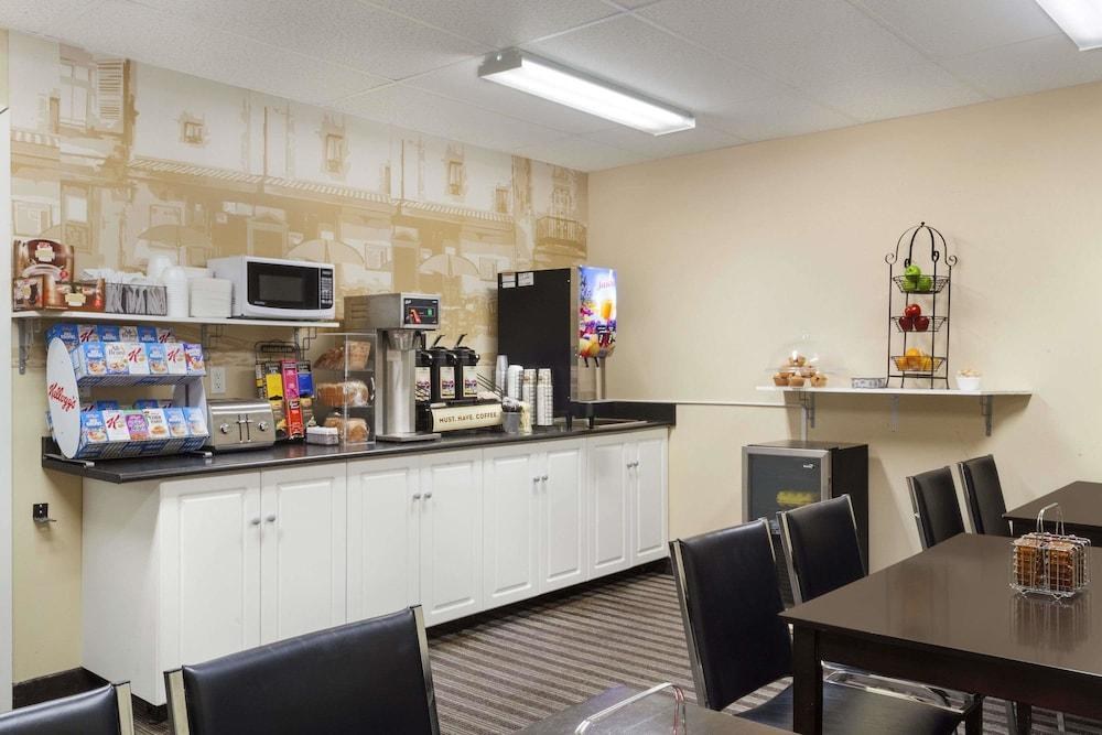 SUPER 8 BY WYNDHAM SASKATOON NEAR DOWNTOWN photo 1