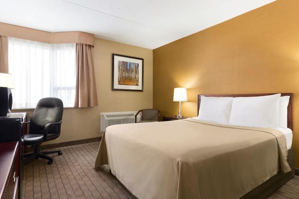 Travelodge by Wyndham Toronto East photo 2