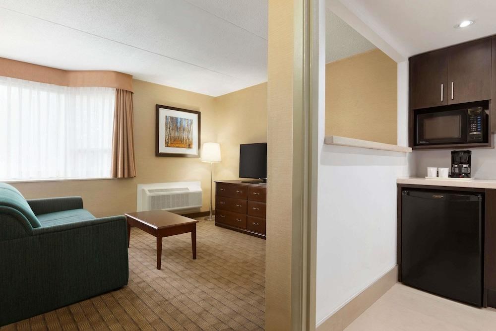 Travelodge by Wyndham Toronto East photo 4