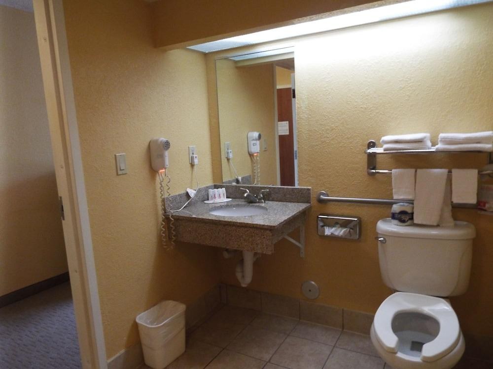 RAMADA BY WYNDHAM WEST PALM BEACH AIRPORT photo 3