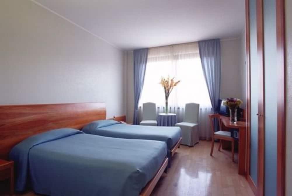 HOTEL LEOPARDI photo 3