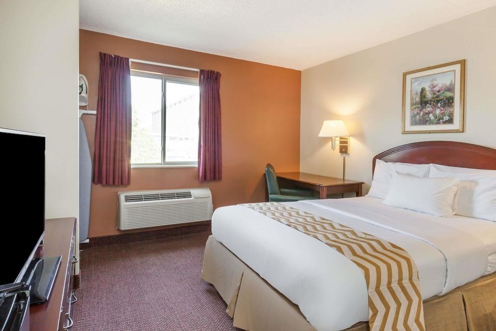 TRAVELODGE INN AND SUITES ALBANY photo 2