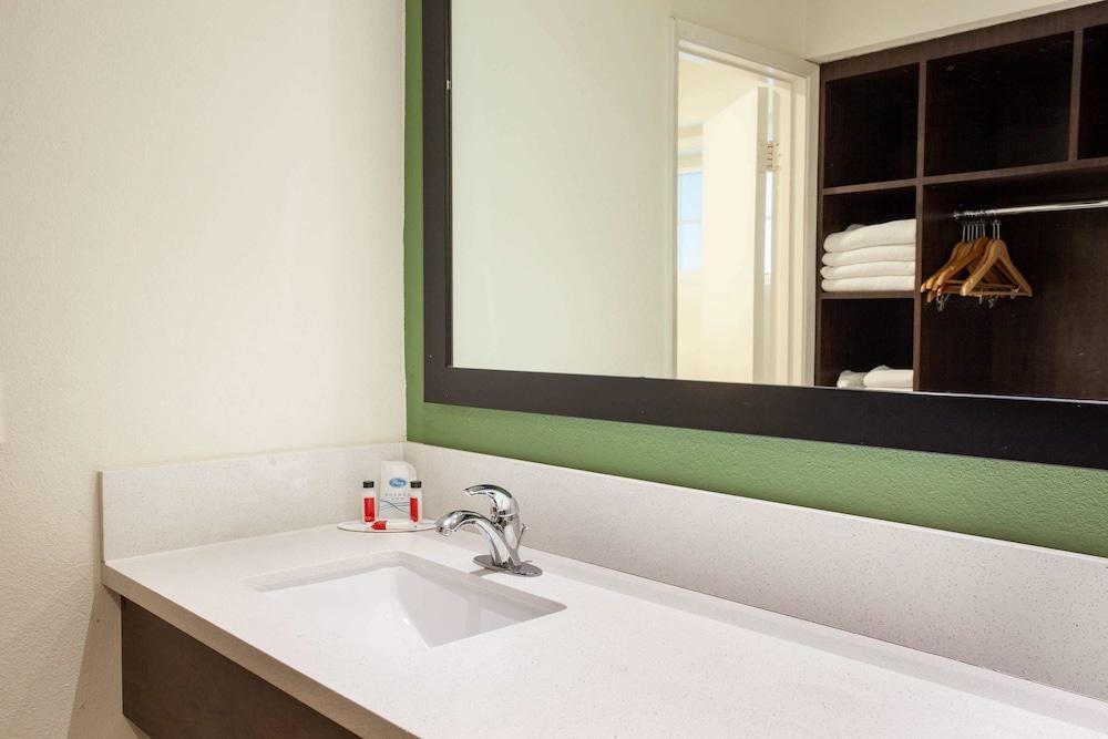 Travelodge Inn by Wyndham Anaheim Disneyland Drive photo 1