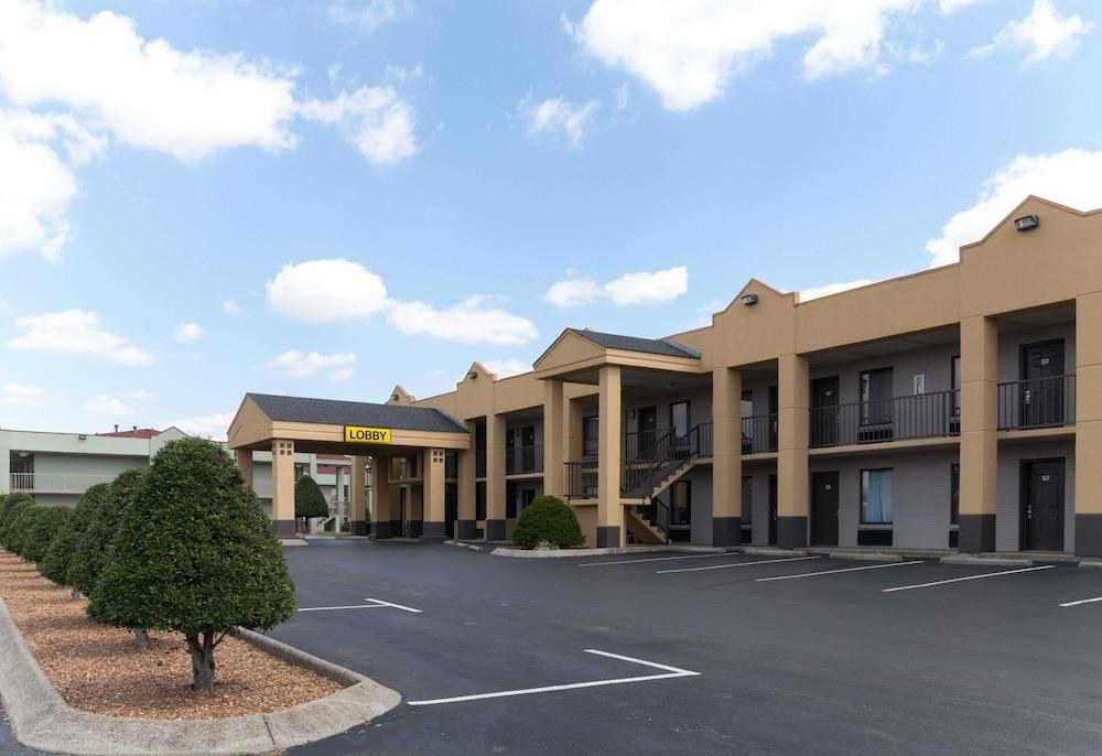 SUPER 8 CLARKSVILLE NORTHEAST photo 3