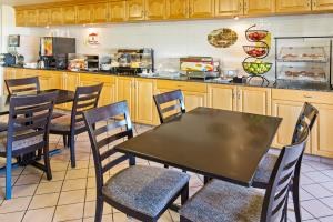 Super 8 by Wyndham Grande Prairie photo 2