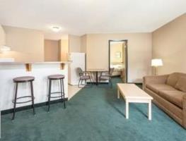 SUPER 8 BY WYNDHAM GOLDEN photo 3