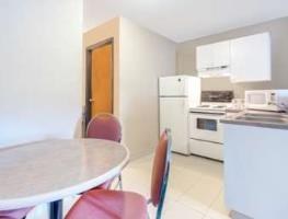 SUPER 8 BY WYNDHAM GOLDEN photo 4