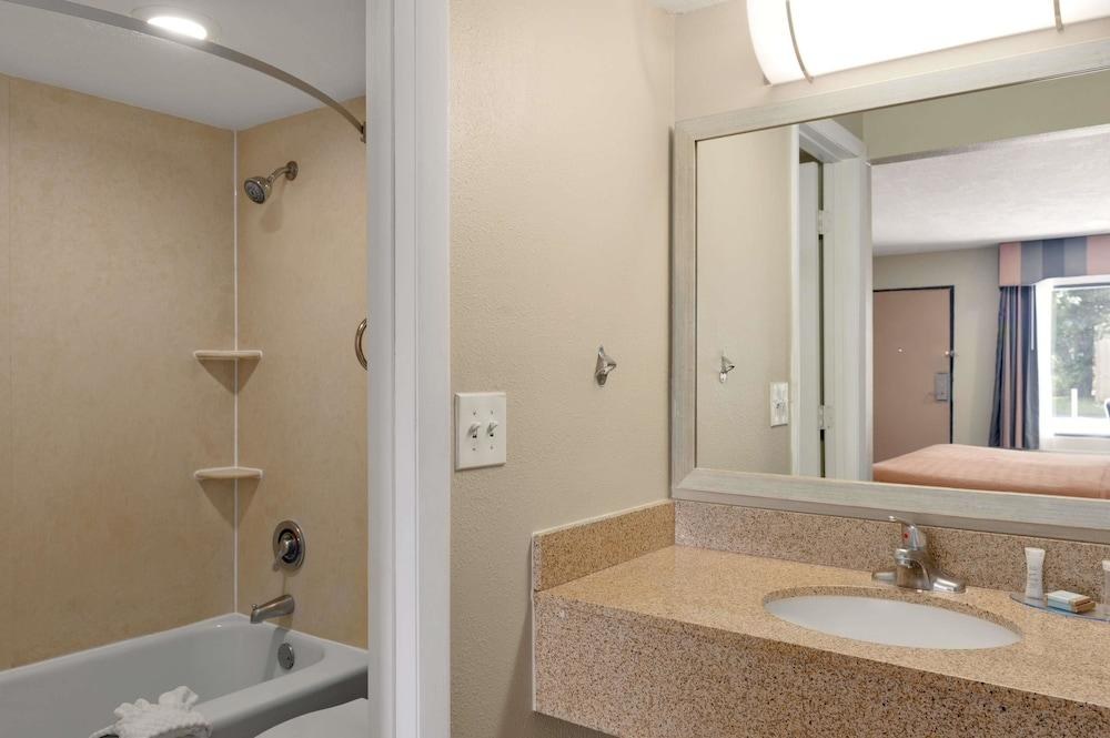 Developer Inn and Suites Airport JAX, a Baymont photo 2