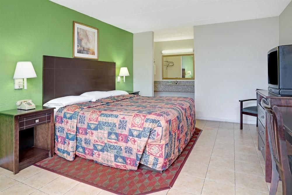 SUPER 8 BY WYNDHAM JACKSONVILLE SOUTH photo 1