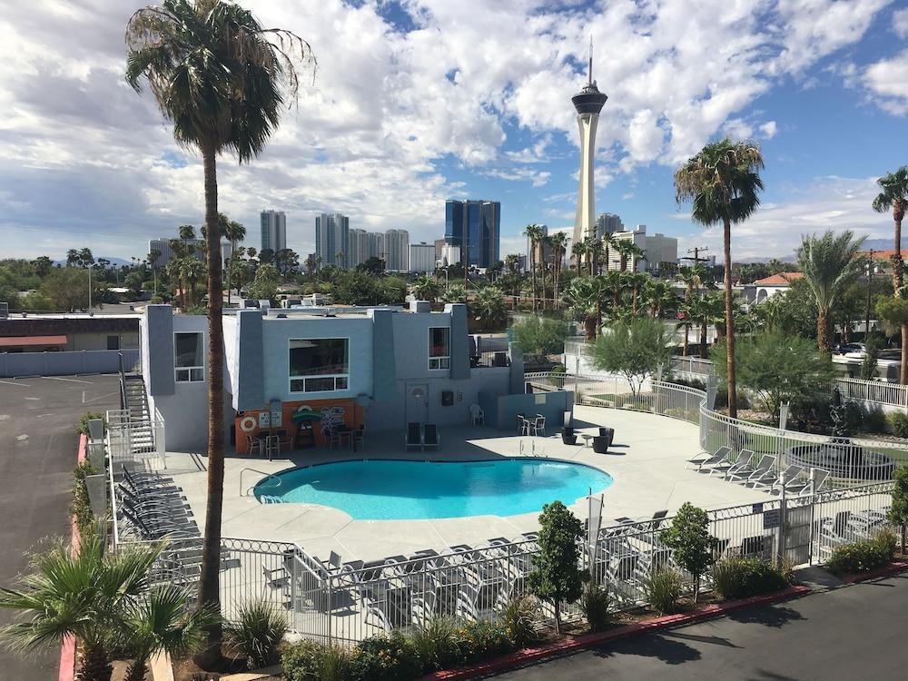 SUPER 8 BY WYNDHAM LAS VEGAS NORTH STRIP/FREMONT photo 2