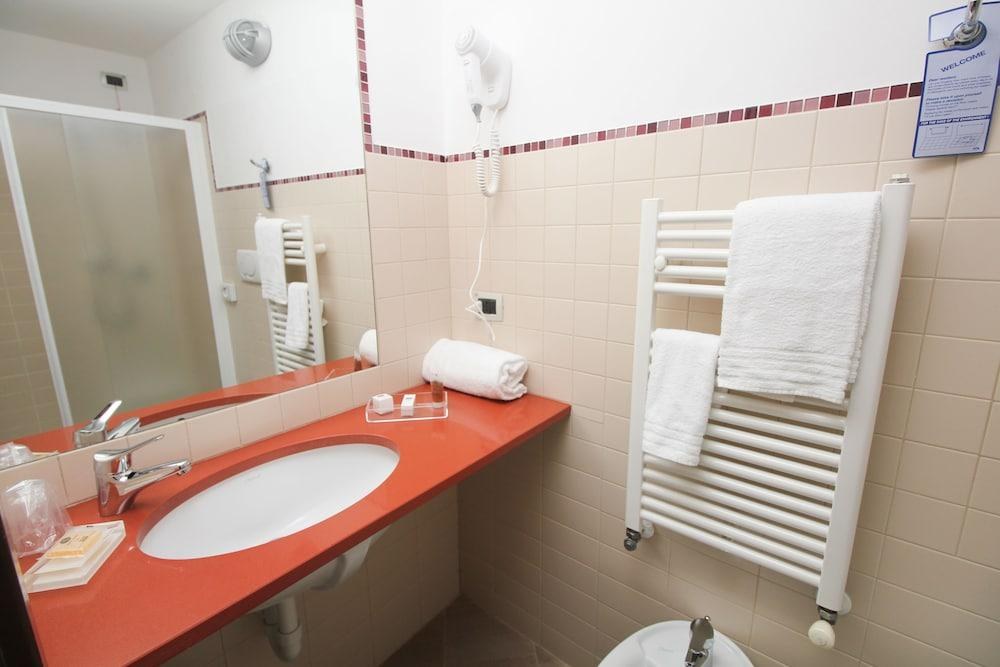 HOTEL URBANI photo 2