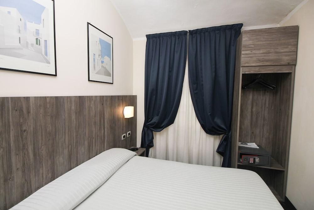 HOTEL URBANI photo 3