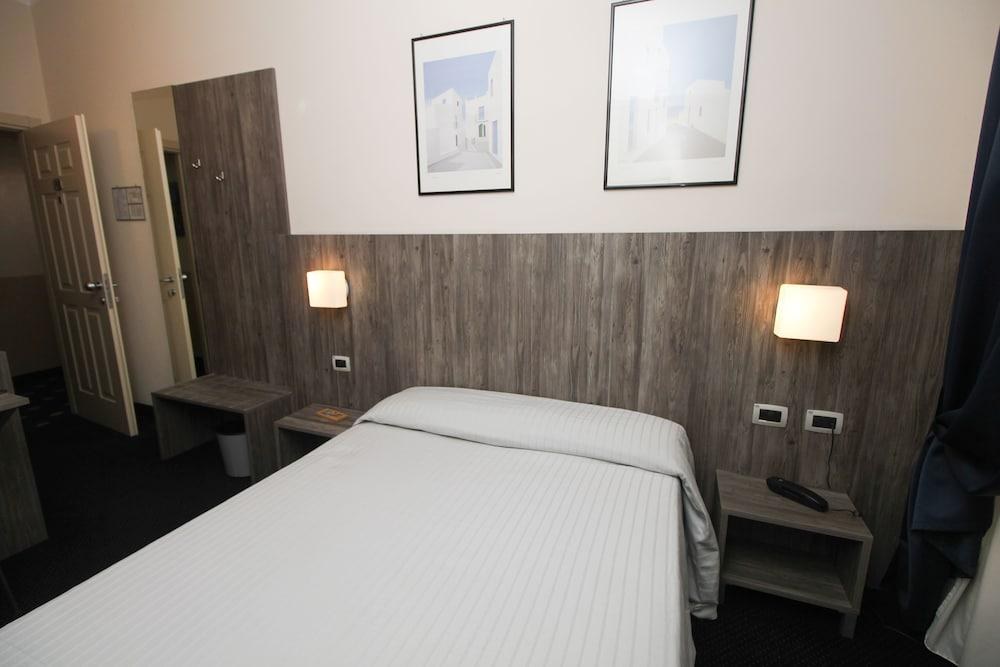 HOTEL URBANI photo 4