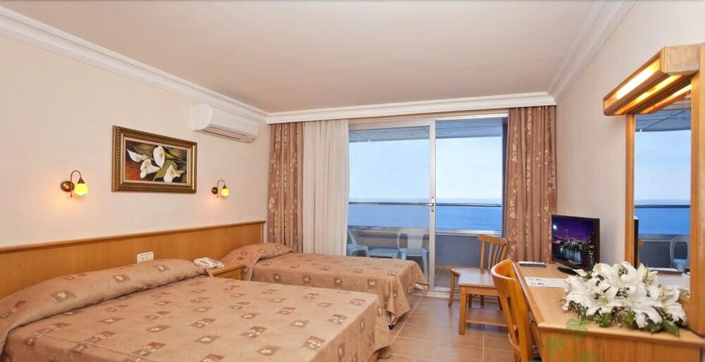 AZAK BEACH HOTEL photo 2